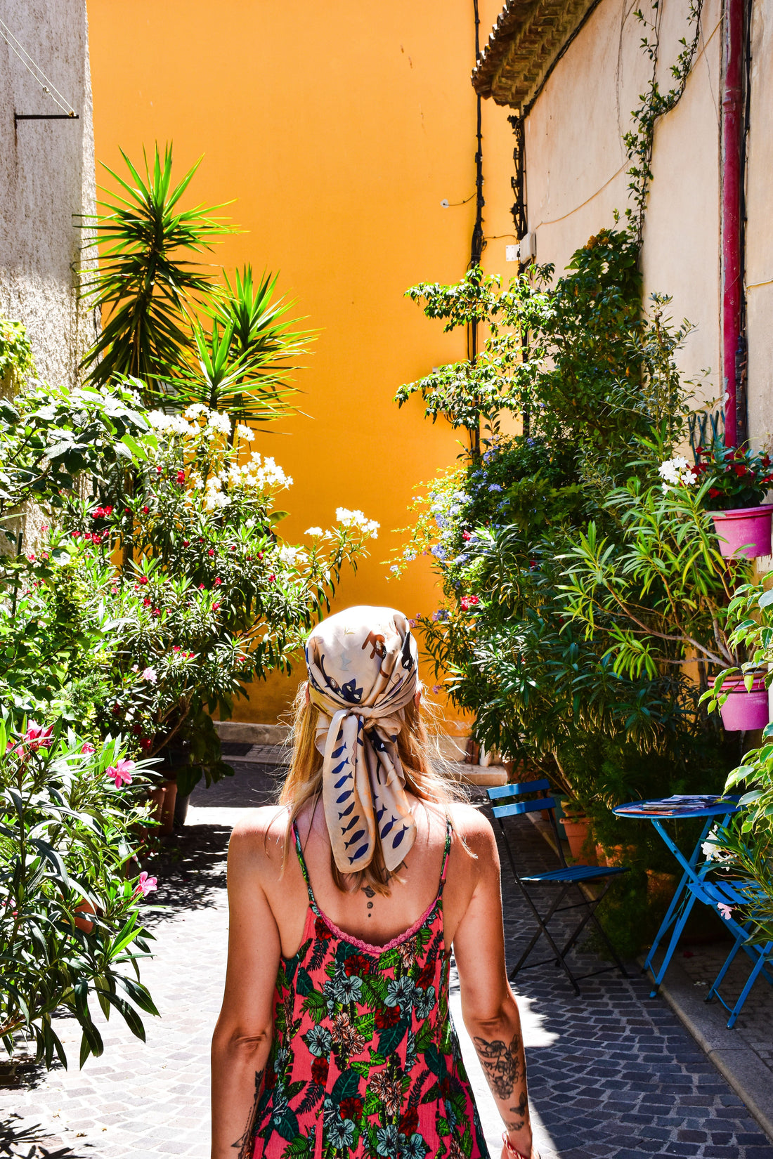 femme-chaleur-promenade-fleurs-chignole-et-chignon